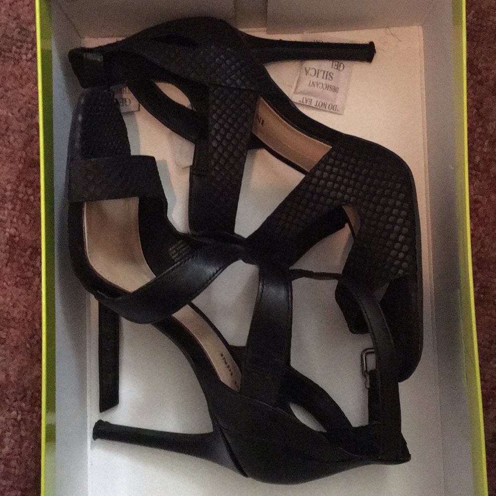 Gianni Bini Black 4” heels, slightly worn. Sz 8